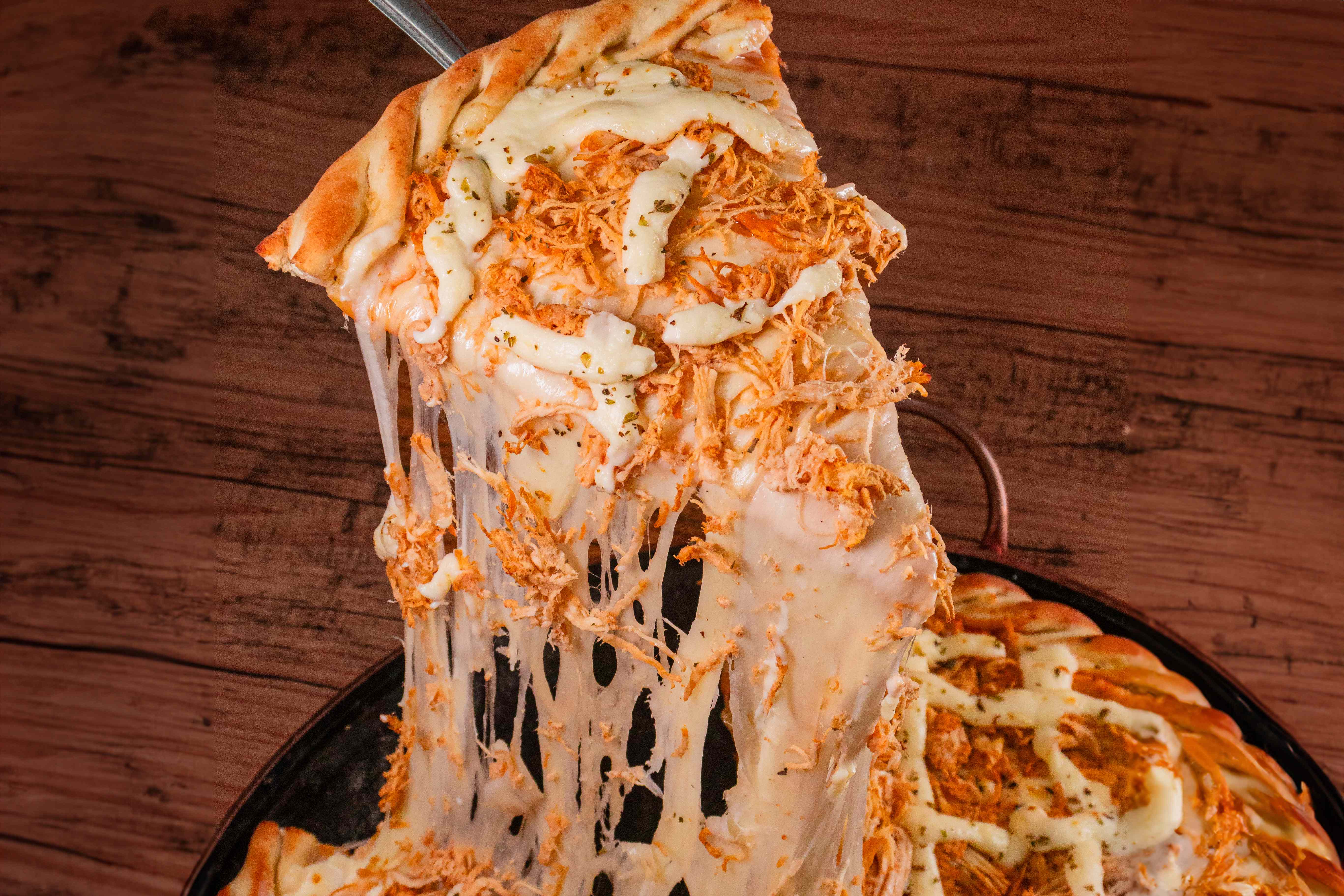 Pizza com queijo derretendo